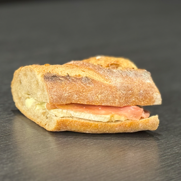 バケットサンド　生ハムとブリーチーズ